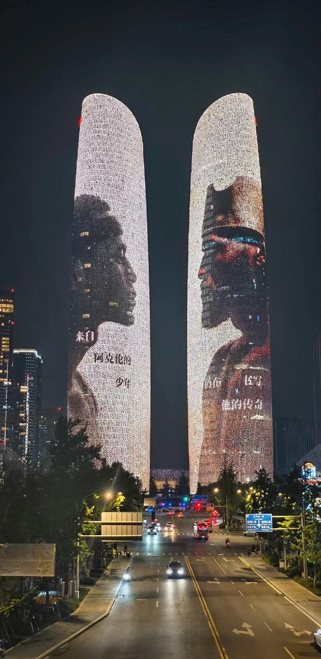 凯发k8(中国)天生赢家-点亮成都夜空，成都双子塔为詹姆斯亮起巨幅灯光秀