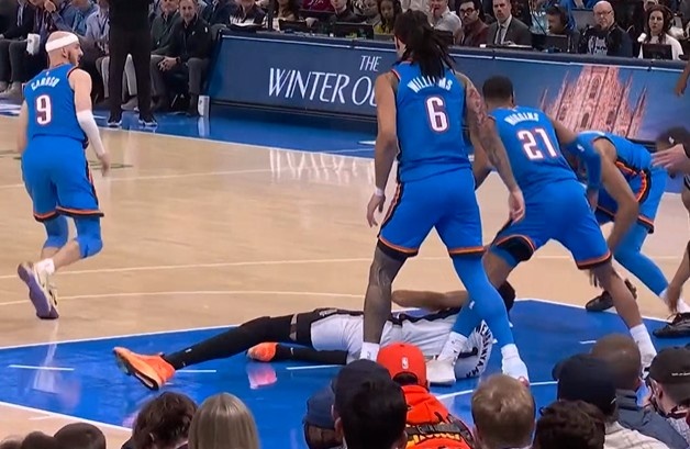 凯发k8(中国)天生赢家-滑了下！文班强攻转身倒地丢球失误 雷霆抢断速推反击