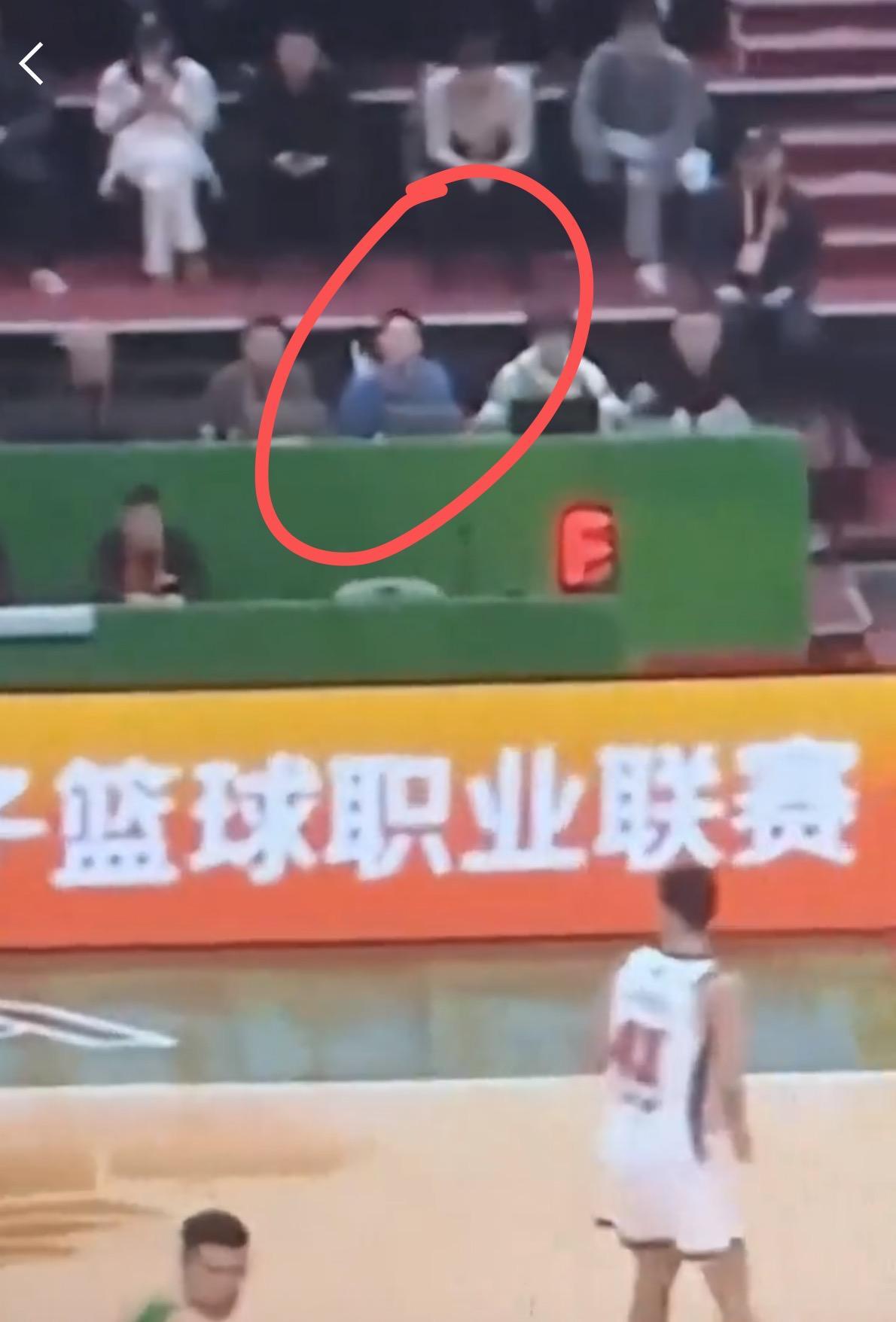 凯发k8国际-付豪撞飞徐杰,辽篮技术台竟带头鼓掌?焦泊乔还被辽篮球迷辱骂