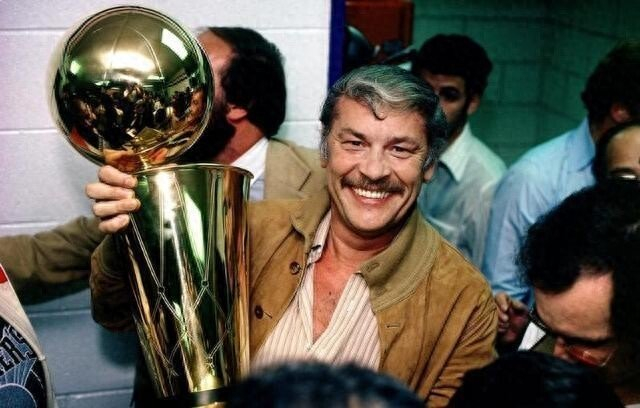 79年老巴斯6700万收购湖人，如今卖了值多少钱？网友：难以置信|科比·布莱恩特|詹姆斯|总冠军|NBA|斯坦利-约翰逊_新浪体育_新浪新闻