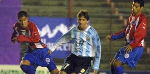 凯发k8国际-【钩沉】2004年6月29日 梅西首穿阿根廷蓝白剑条衫！